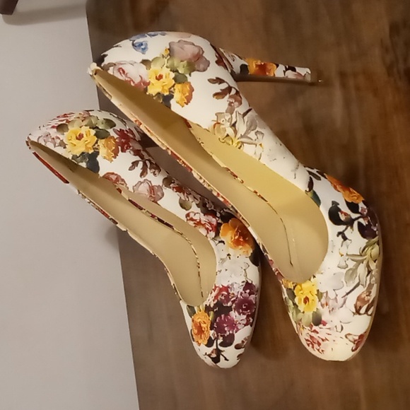 Bamboo Faux Leather Flowered High Heels 7.5 - Picture 4 of 8